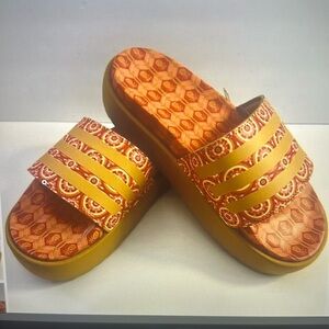 New Adidas - Adilette Platform Slide - Gold/Tomato
Size 9